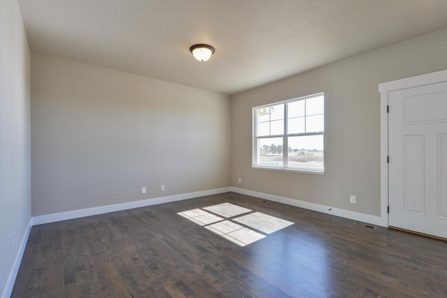 Building Photo - Beautiful 3 Bedroom, 2.5 Bath 2 Story Town...
