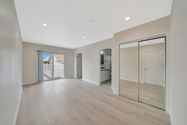 Building Photo - 10951 Whitegate Ave