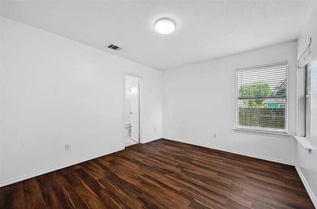 Building Photo - 9601 Holly Springs Dr