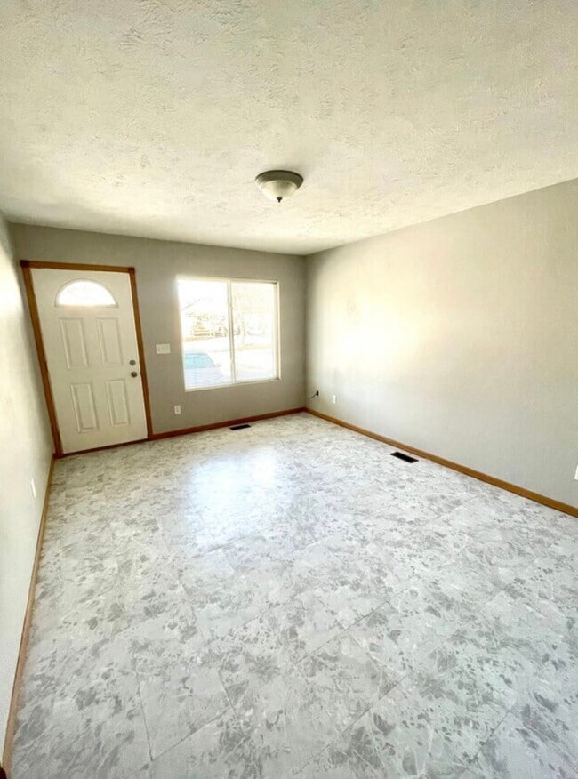 Building Photo - 5633 Kearney Ave