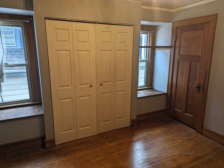 Building Photo - 2976 N Newhall St