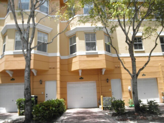 Building Photo - Shoma Townhomes