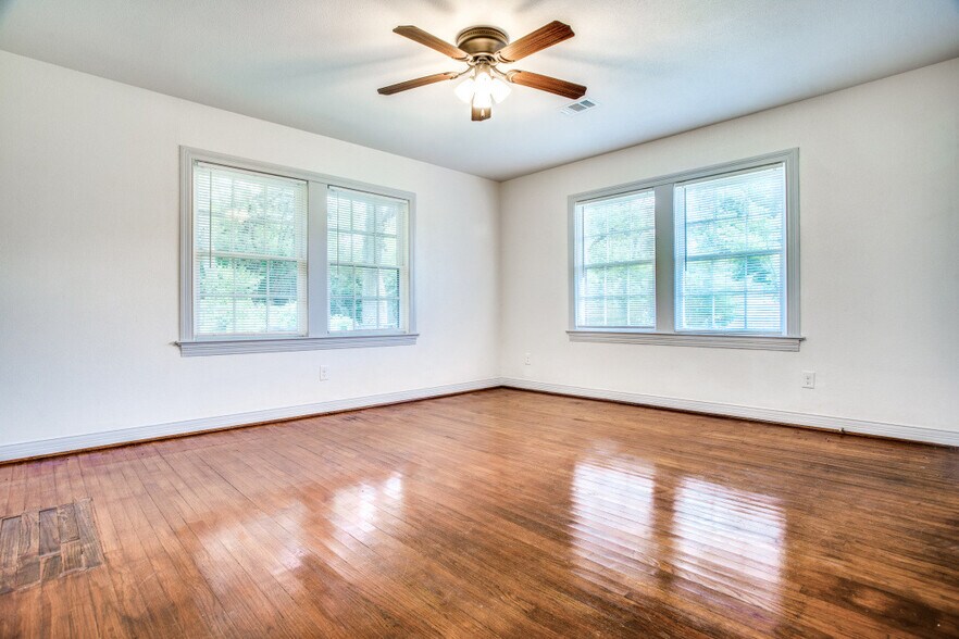 Building Photo - 133 E 7th St