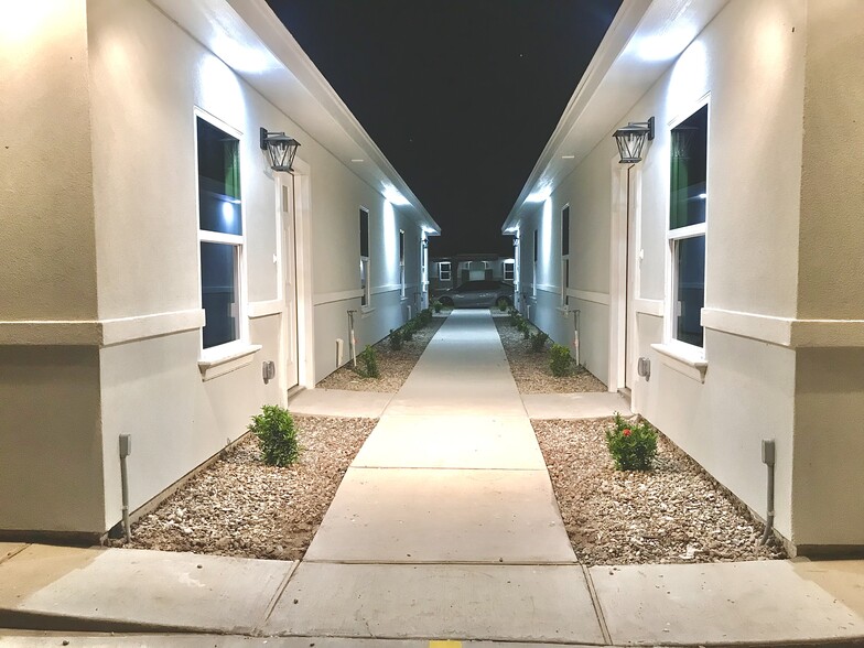 Building Photo - 4904 N Winona Dr