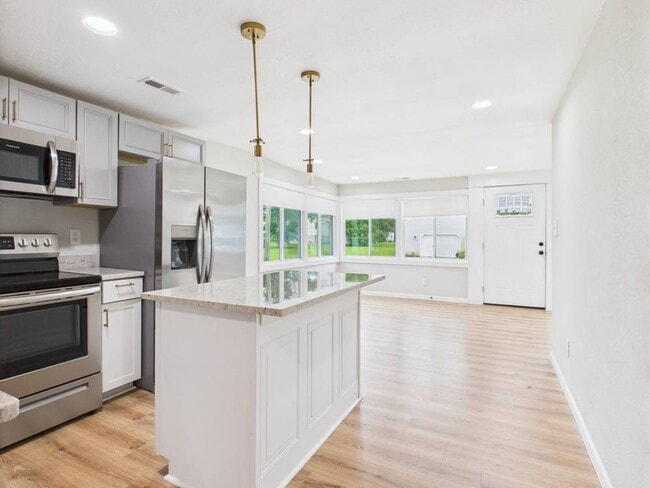 Building Photo - Beautiful 3 Bedroom 2 Bathroom 1 car Garag...