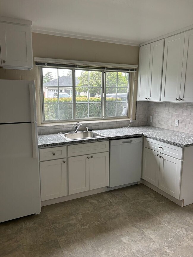 Building Photo - Adorable home in San Carlos with large yard