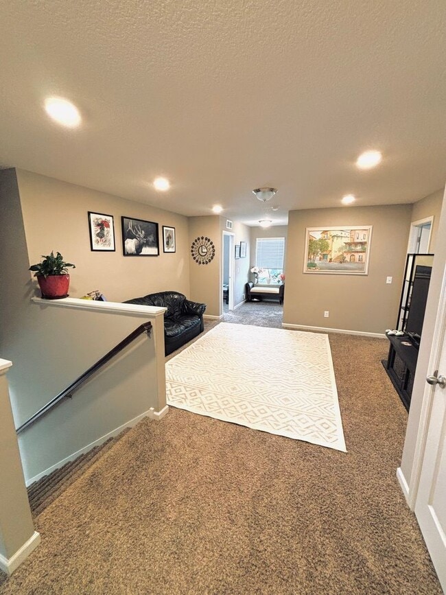 Building Photo - Solar Home!  Beautiful 4bed/3bath Single Family Home in Shakopee