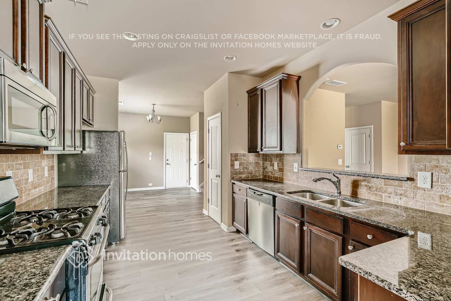 Building Photo - 3928 Lake Manor Way