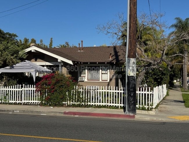 Building Photo - 3811 E 10th St