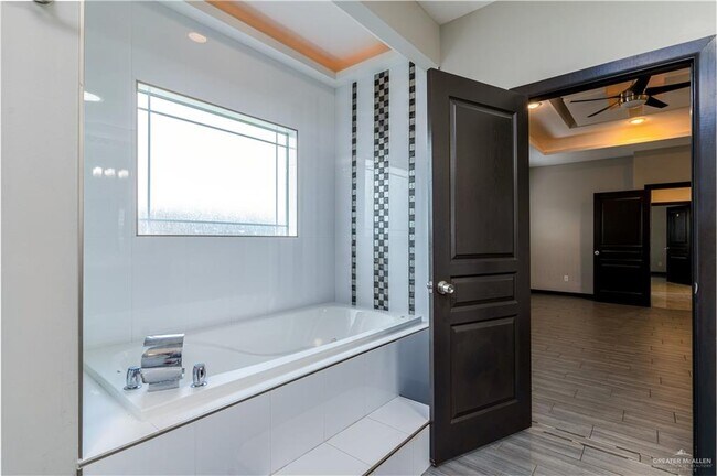 Building Photo - 10 N 38th St