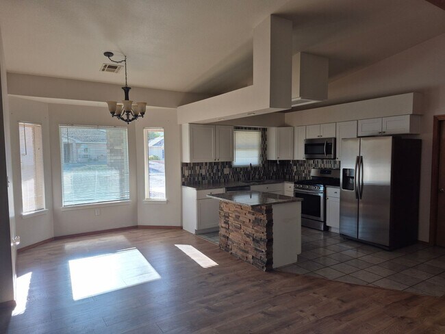 Building Photo - Spacious 3 bed/2 bath home in desired neig...