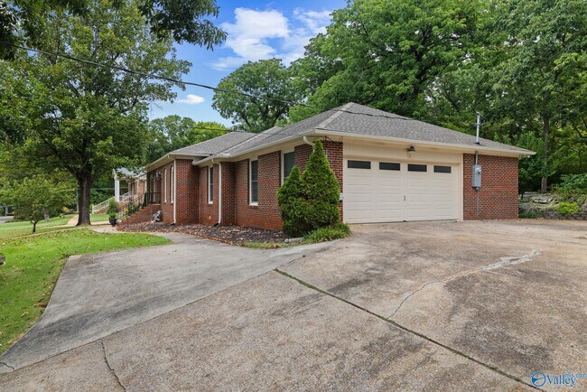 Building Photo - 820 Tannahill Dr SE