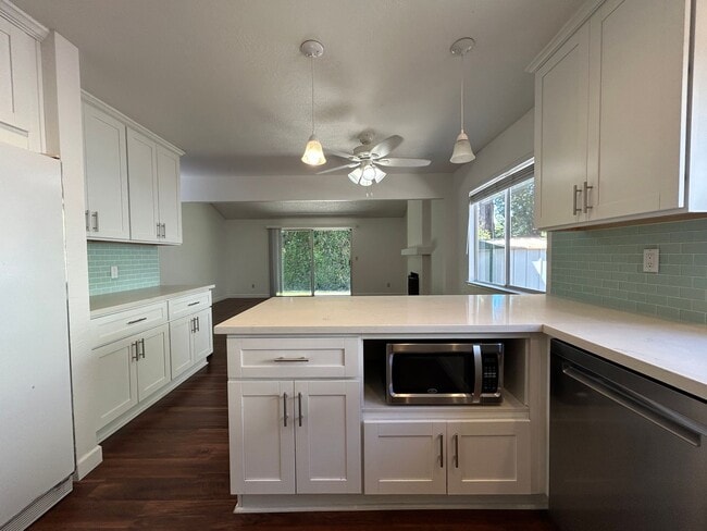Building Photo - Updated 4-Bedroom Single-Story Home in Con...