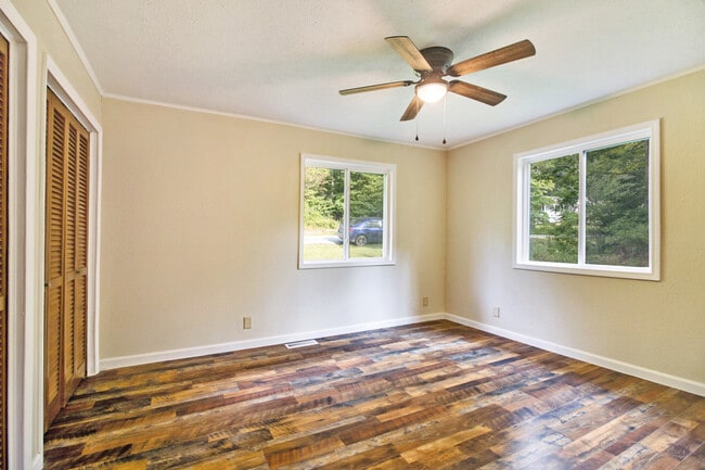 Building Photo - 169 Lakeshire Dr