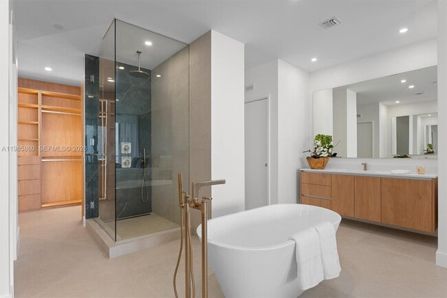 Building Photo - 700 NE 24th St