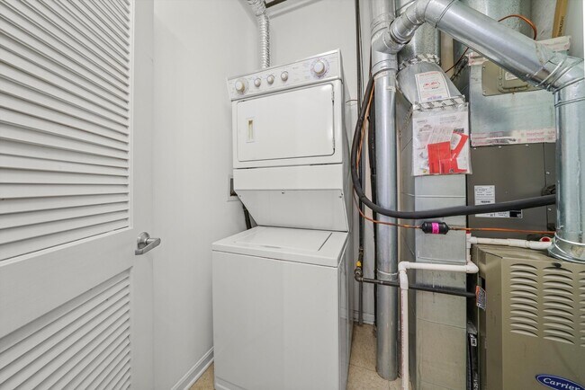 Building Photo - 873 N Larrabee St