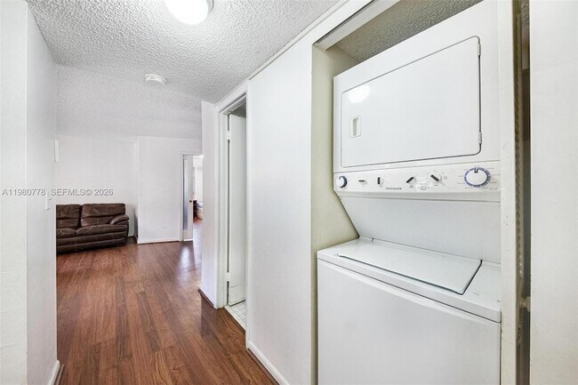 Building Photo - 2000 Towerside Terrace