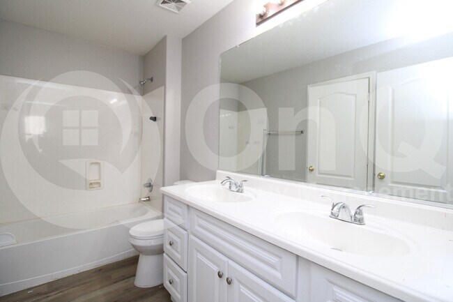 Building Photo - 1467 E Chestnut Ln