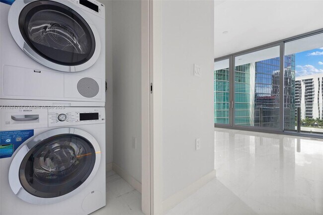 Building Photo - 300 Biscayne Blvd Way