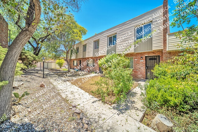 Building Photo - 1023 N Bedford Dr