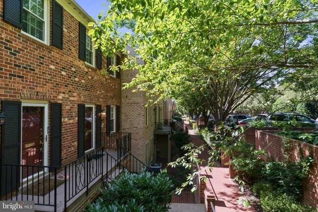 Building Photo - 3217 Sutton Pl NW