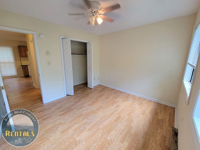 Building Photo - 323 Mountain Aire Ln