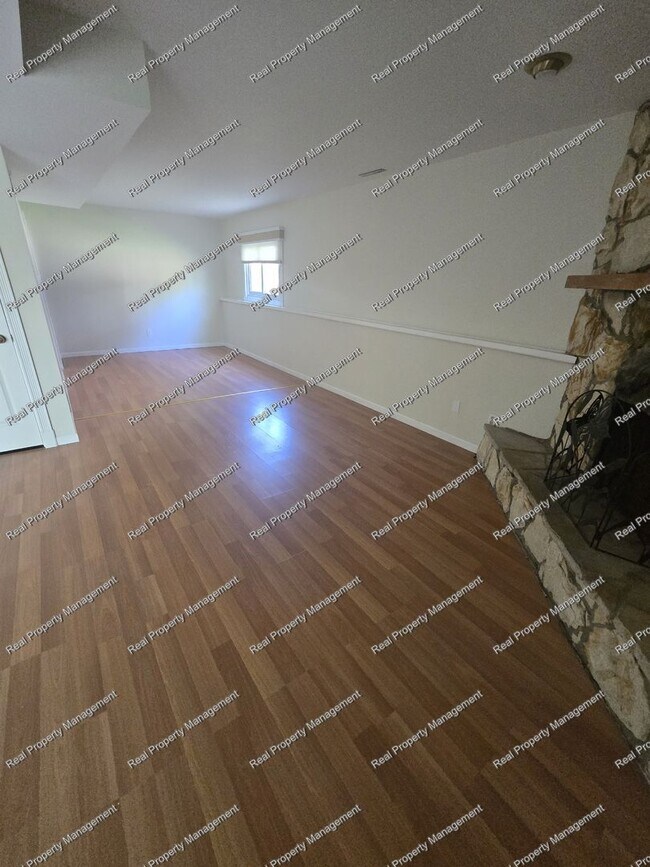 Building Photo - Three Bedroom Tri-Level in LOFS