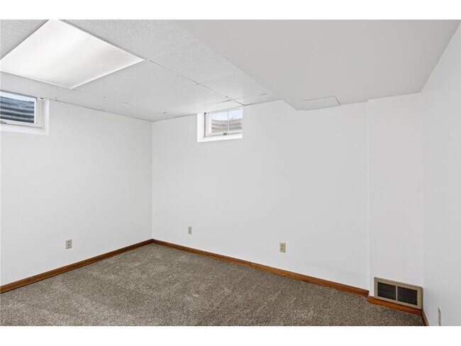 Building Photo - 6015 Aspen Rd
