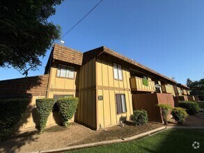 Building Photo - Downstairs 2 bedroom, 1 bathroom condo loc...