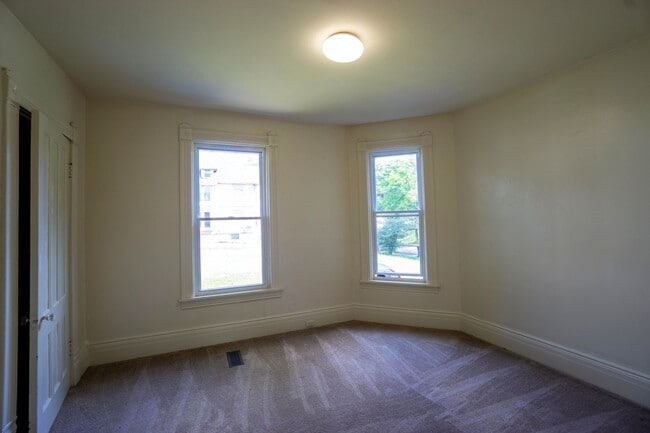 Building Photo - 418 Cherry St