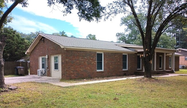 Building Photo - 4 Bedroom 3 Bath Coming Available!!