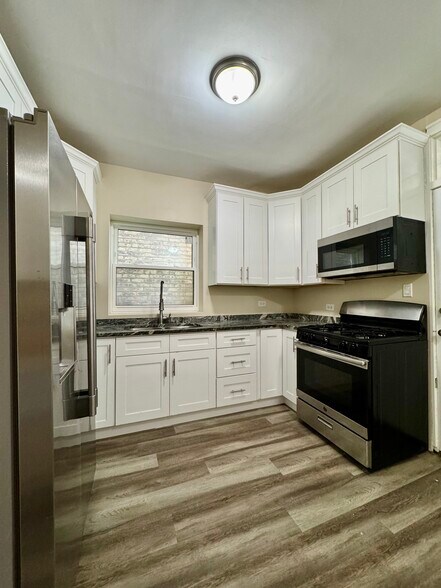 Kitchen - 4831 W Roscoe St