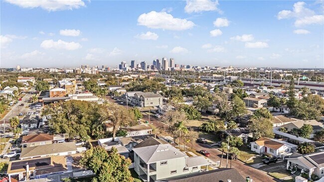 Building Photo - 2727 W Chestnut St