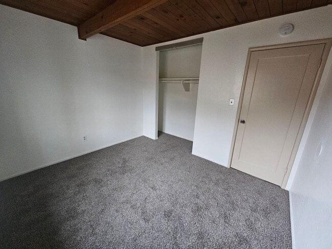 Building Photo - Spacious 4 Bedroom 2 Bath Home WITH BONUS ...