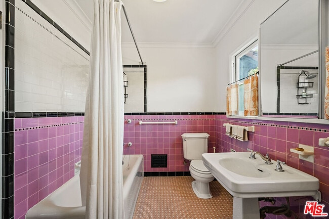 Building Photo - 1632 N Orange Grove Ave