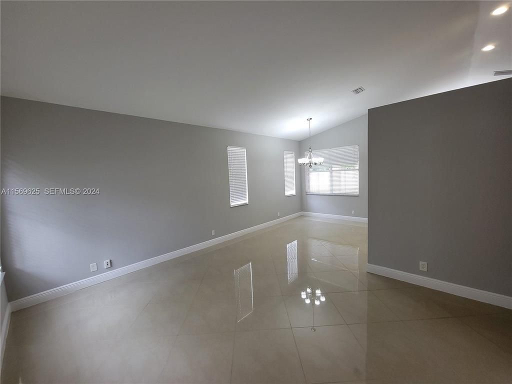 Building Photo - 928 Falling Water Rd