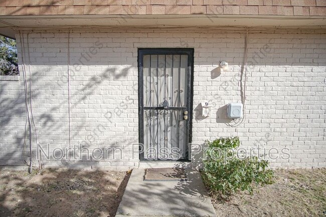 Primary Photo - 6701 Escondido Dr