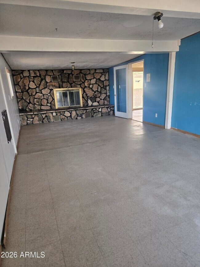 Building Photo - 302 3rd St