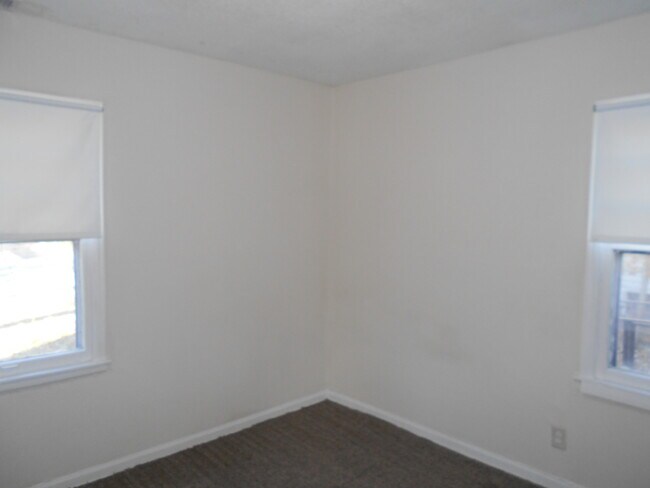 Building Photo - 804 S Crestway St