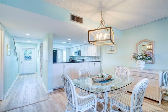 Building Photo - 5532 NE Gulfstream Way