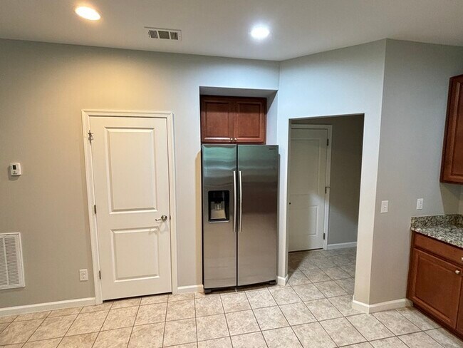 Building Photo - Fairway Farms home close to Vietnam Vetera...