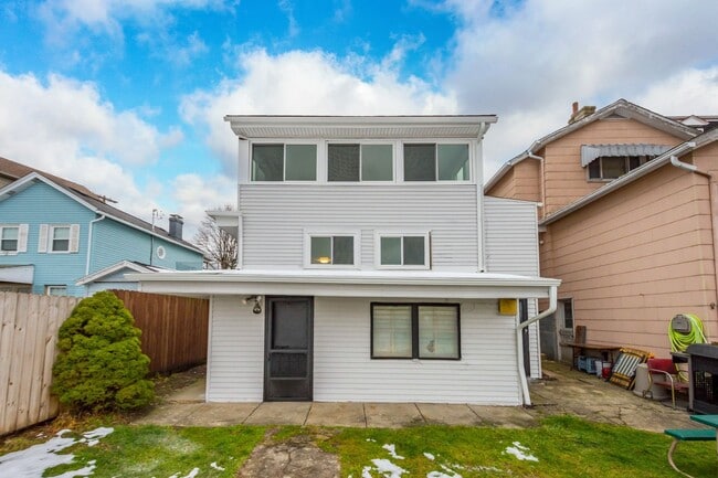 Building Photo - SCORE 50% OFF 1ST MONTH'S RENT IF SIGNED BY DEC 19! Stunning 4 bedroom home in Mt. Washington ava...