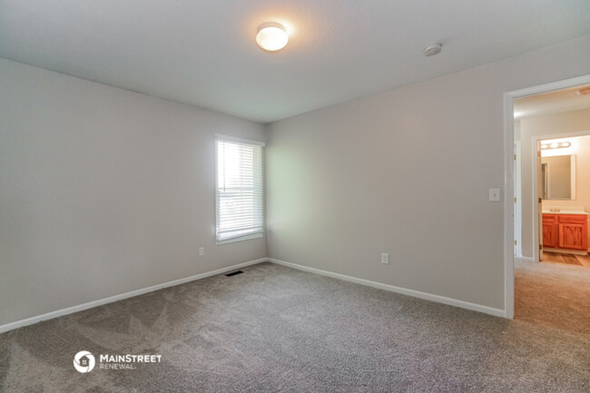 Building Photo - 482 Faber St