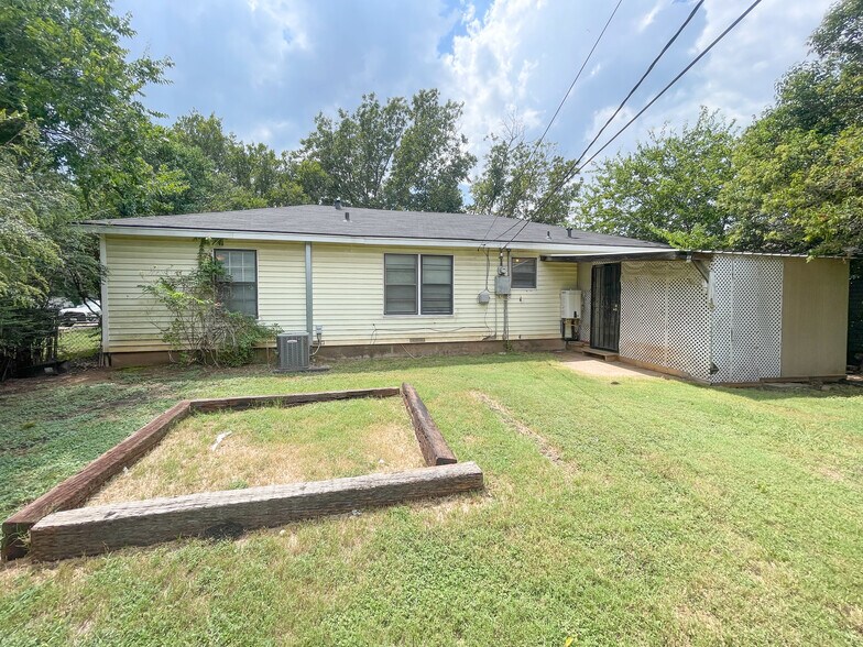 Building Photo - 1405 Guthrie Dr