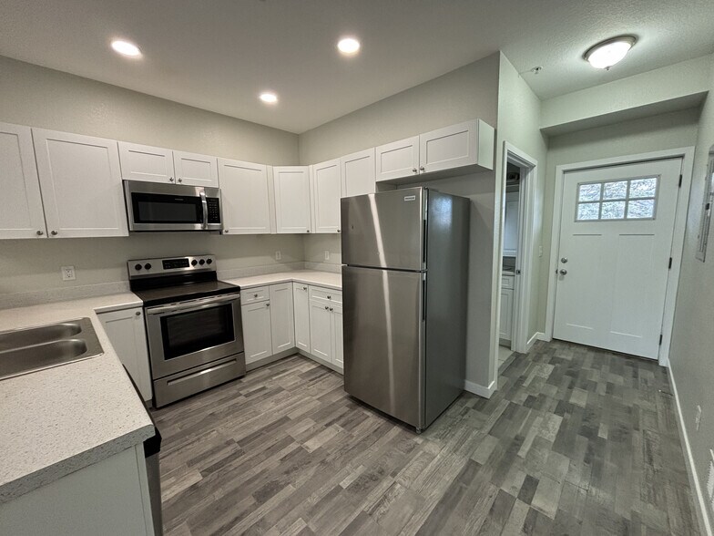 Building Photo - 1601 Kimbark St