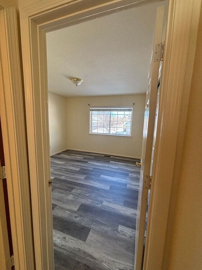 Building Photo - 726-728 E Spokane Ave