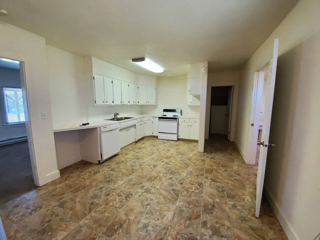 Building Photo - 3 Bedroom Home