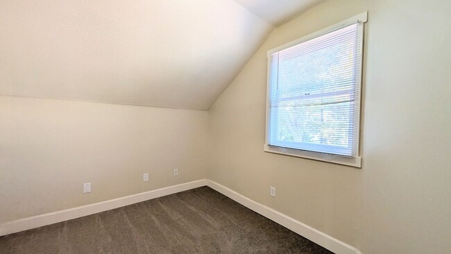 Building Photo - GREAT DOWNTOWN LOCATION!! GATED PARKING!