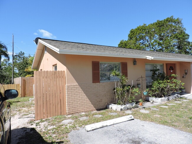 Building Photo - 9046 SE Parkway Dr