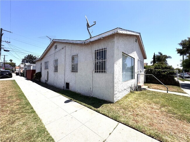 Building Photo - 1049 W 65th Pl